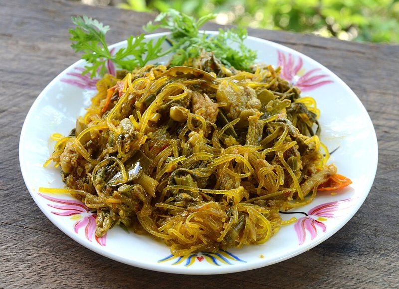 Kaeng ho (restjes-roerbakcurry) – แกงโฮะ (Thais gerecht)