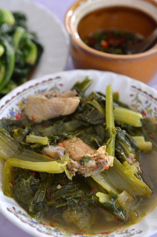 Kaeng jo phak kat (mosterdkoolsoep) – จอผักกาด (Thais gerecht)