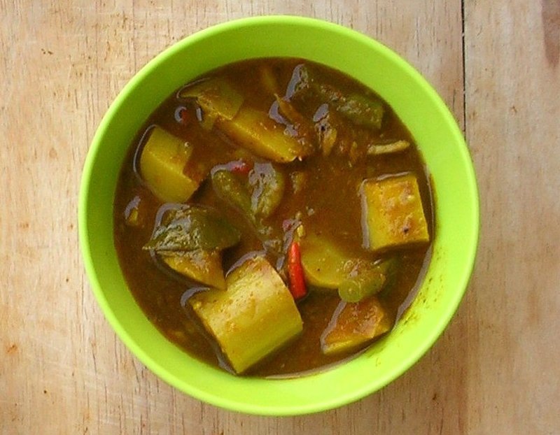 Kaeng tai pla (curry van gefermenteerde vis) – แกงไตปลา (Thais gerecht)