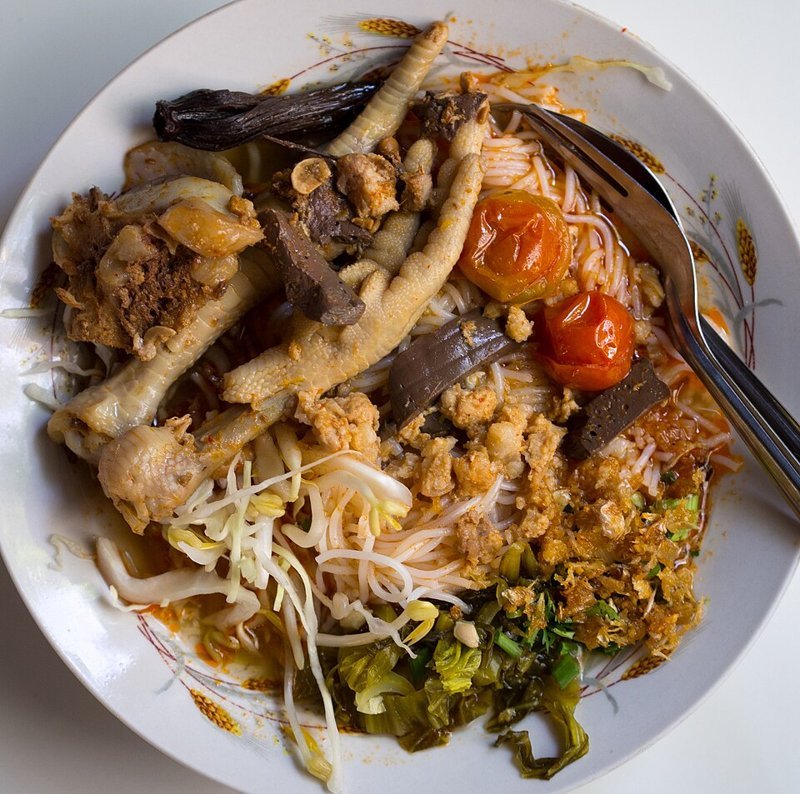 Khanom chin nam ngiao (rijstnoedels in tomatenbouillon) – ขนมจีนน้ำเงี้ยว (Thais gerecht)