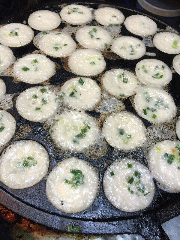 Khanom krok (kokospannenkoekjes) – ขนมครก (Thais gerecht)