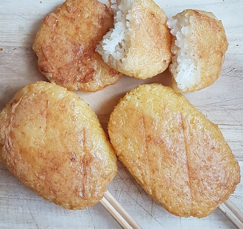 Khao chi (gegrilde kleefrijst met ei) – ข้าวจี่ (Thais gerecht)