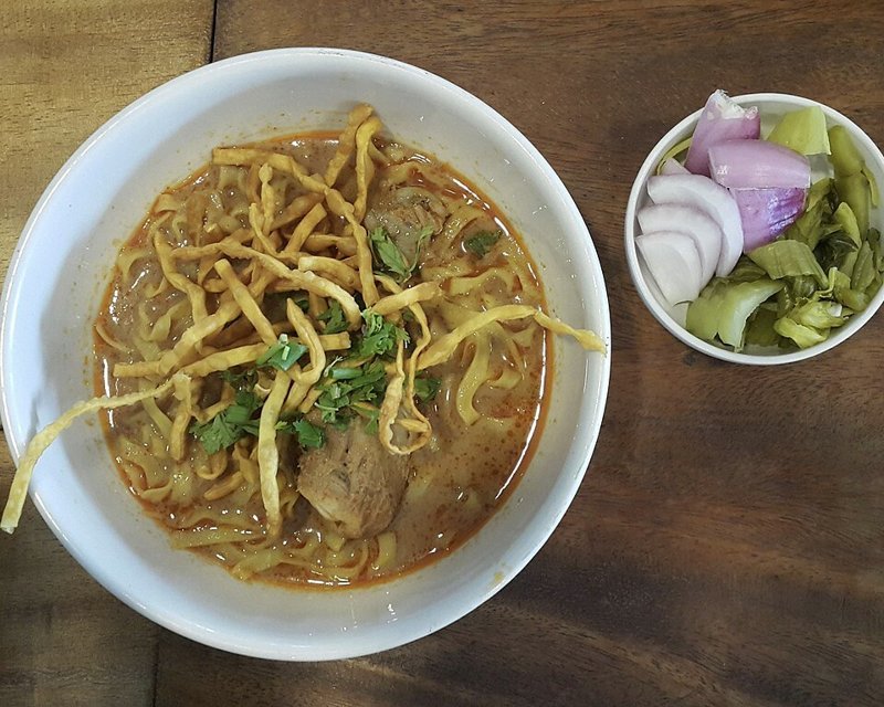 Khao soi (kerrienoedelsoep) – ข้าวซอย (Thais gerecht)