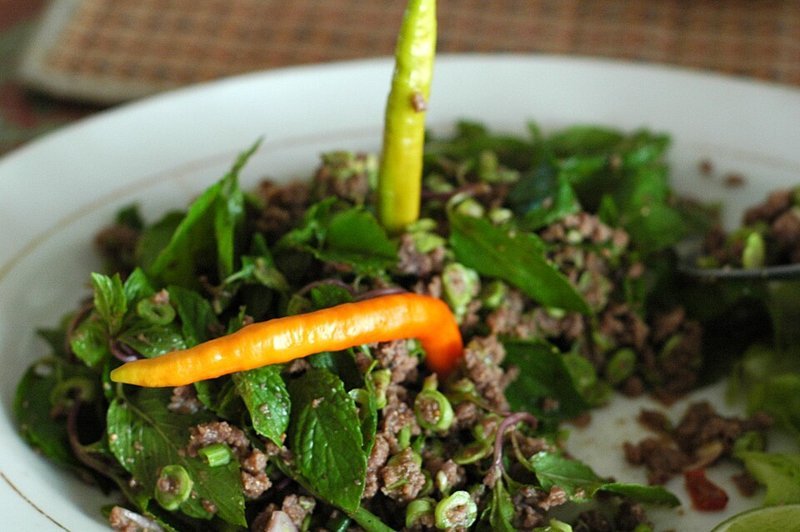 Larb (Isaan-gehaktsalade) – ลาบ (Thais gerecht)