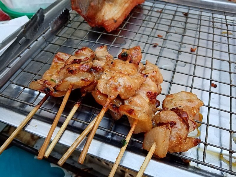 Mu ping (gegrilde varkensspiesjes) – หมูปิ้ง (Thais gerecht)