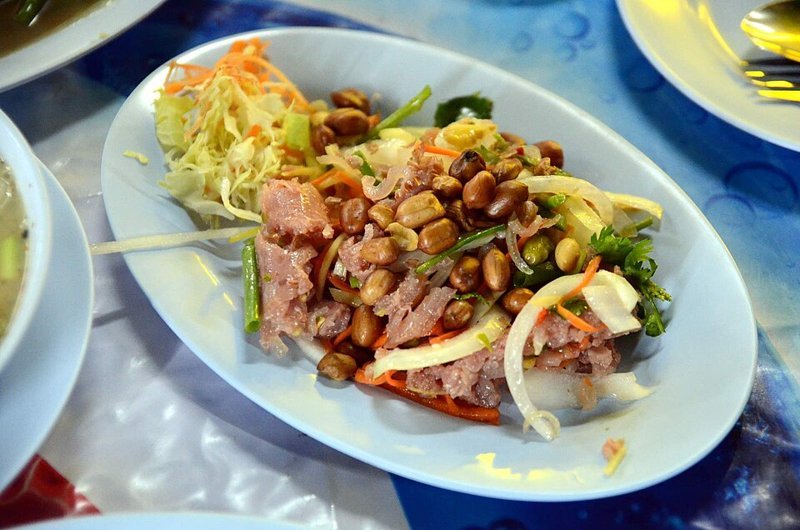 Naem (gefermenteerde varkensworst) – แหนม (Thais gerecht)