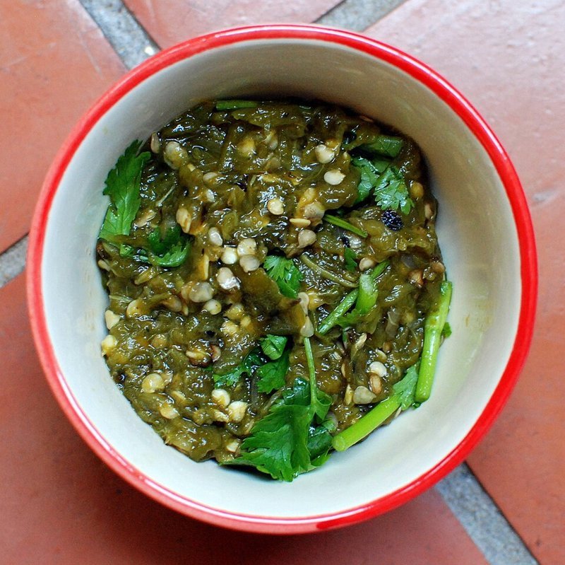 Nam prik noom (groene chilidip) – น้ำพริกหนุ่ม (Thais gerecht)