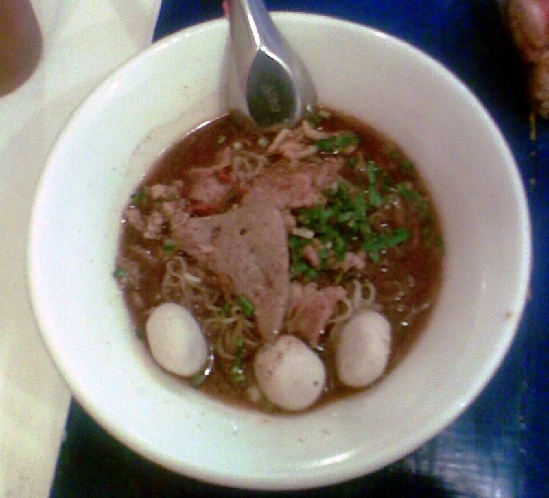 Nam tok mu (gegrilde varkenssalade) – น้ำตกหมู (Thais gerecht)