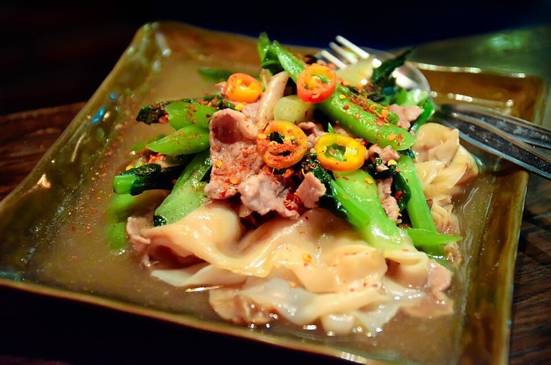 Rat na (noedels in jus) – ราดหน้า (Thais gerecht)
