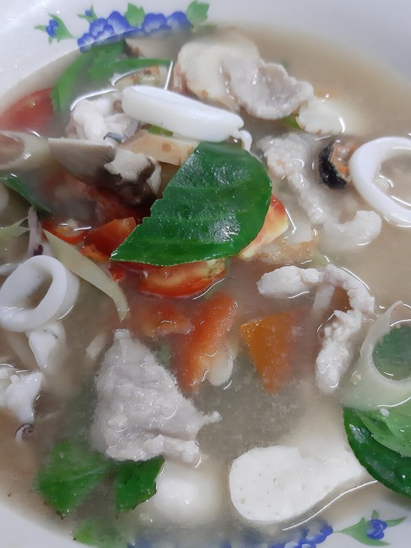 Tom saep (pittige zure soep) – ต้มแซ่บ (Thais gerecht)