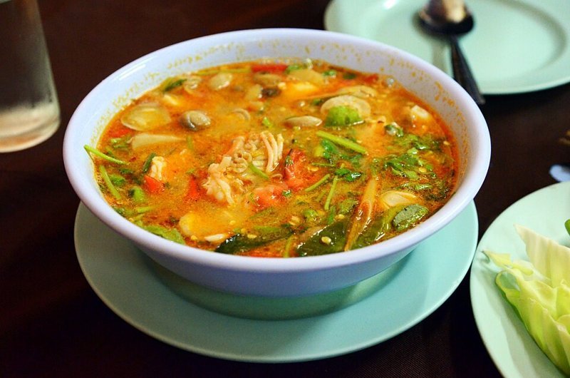 Tom yum kung (pittig-zure garnalensoep) – ต้มยำกุ้ง (Thais gerecht)